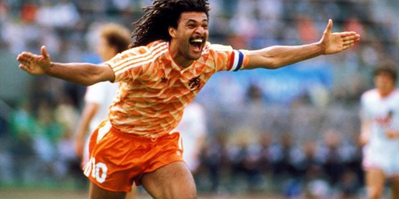 Ruud Gullit là cái tên đã quá quen thuộc với những người yêu bóng đá Hà Lan