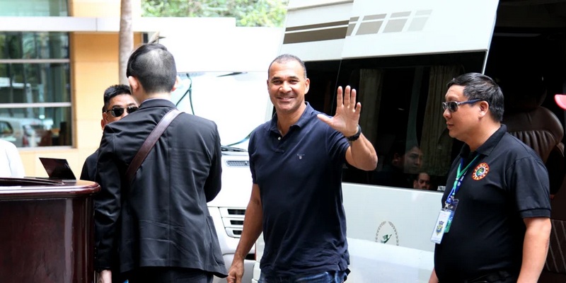 Gullit được EA Sports FC Online mời tới Việt Nam để giao lưu